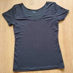 NWOT Women’s black short-sleeve T-shirt with built-in sweat pads.
